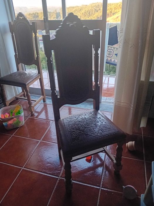 Cadeiras madeira e pele antigas