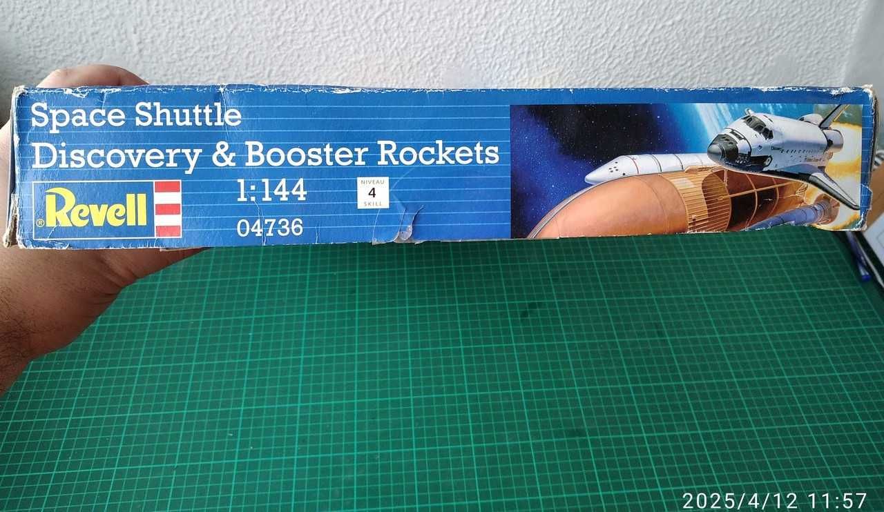 Revell Space Shuttle Discovery & Booster Rockets 1/144