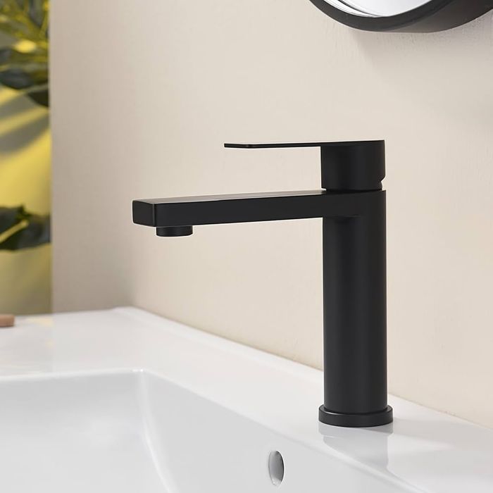 Decaura – czarna bateria łazienkową jednouchwytowa, stal nierdzewna