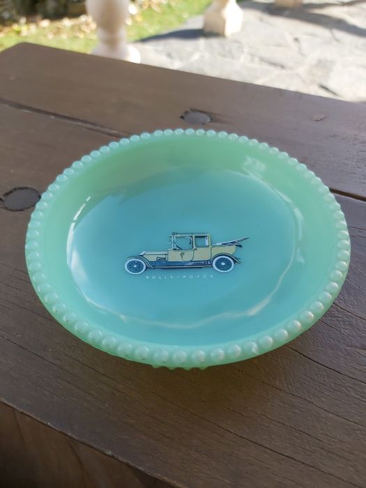 Popielniczka z wizerunkiem samochodu Rolls-Royce.