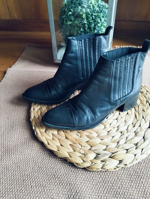 Botins pretos em pele