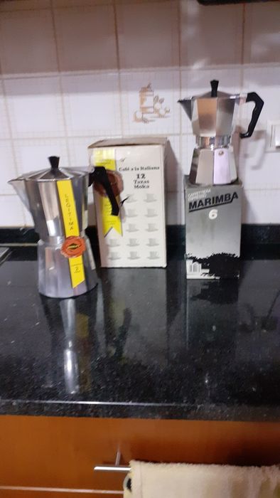 2 cafeteiras Italianas, uma de 12 chávenas, outra de 6 chávenas. Novas