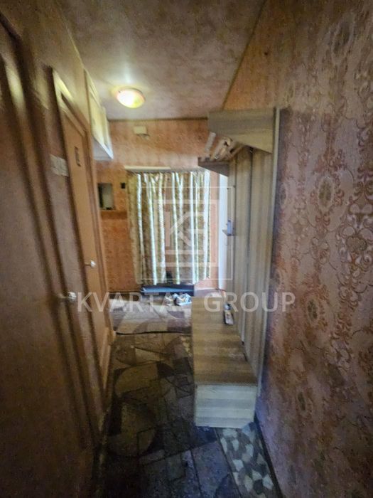 2-кімнатна квартира 41 м², планування, дві сторони, у житловому стані.