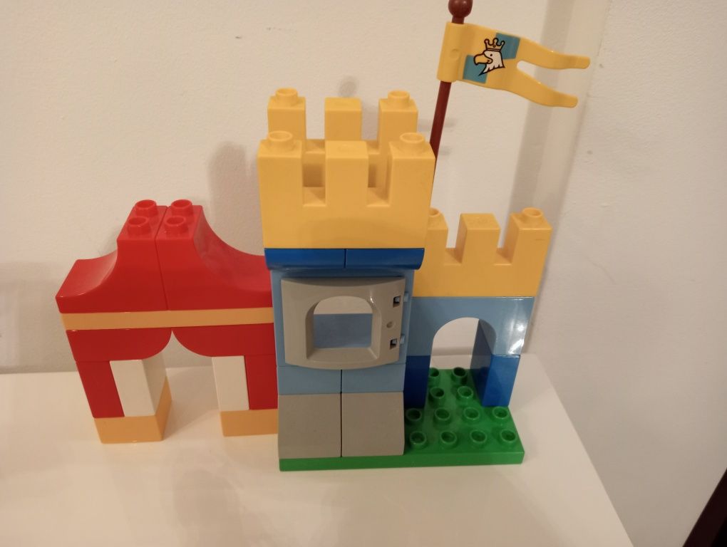 LEGO Duplo zestaw zamek skarb rycerze powóz konie