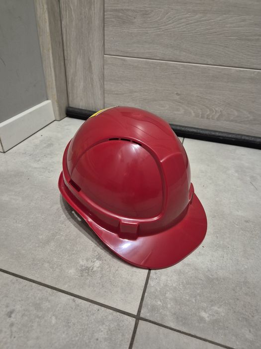 Kask budowlany z etykietą ferarri