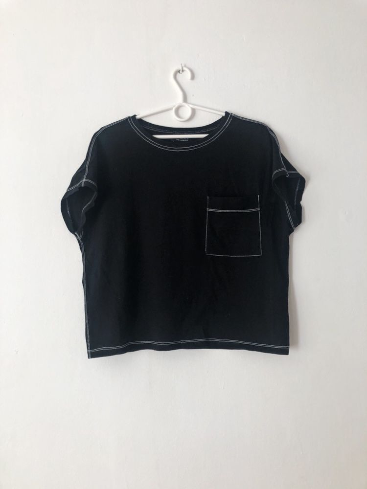 Bershka, czarny t-shirt oversize, białe, kontrastowe szwy, basic, mini