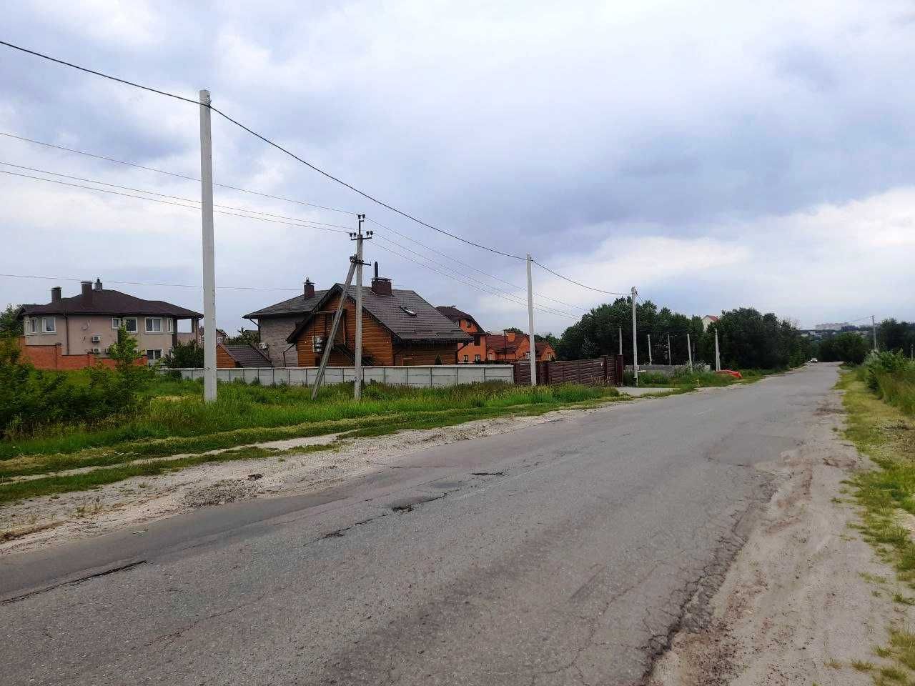 Хотів 9,6 сот під забудову, 800 метрів до центру села, асфальт.