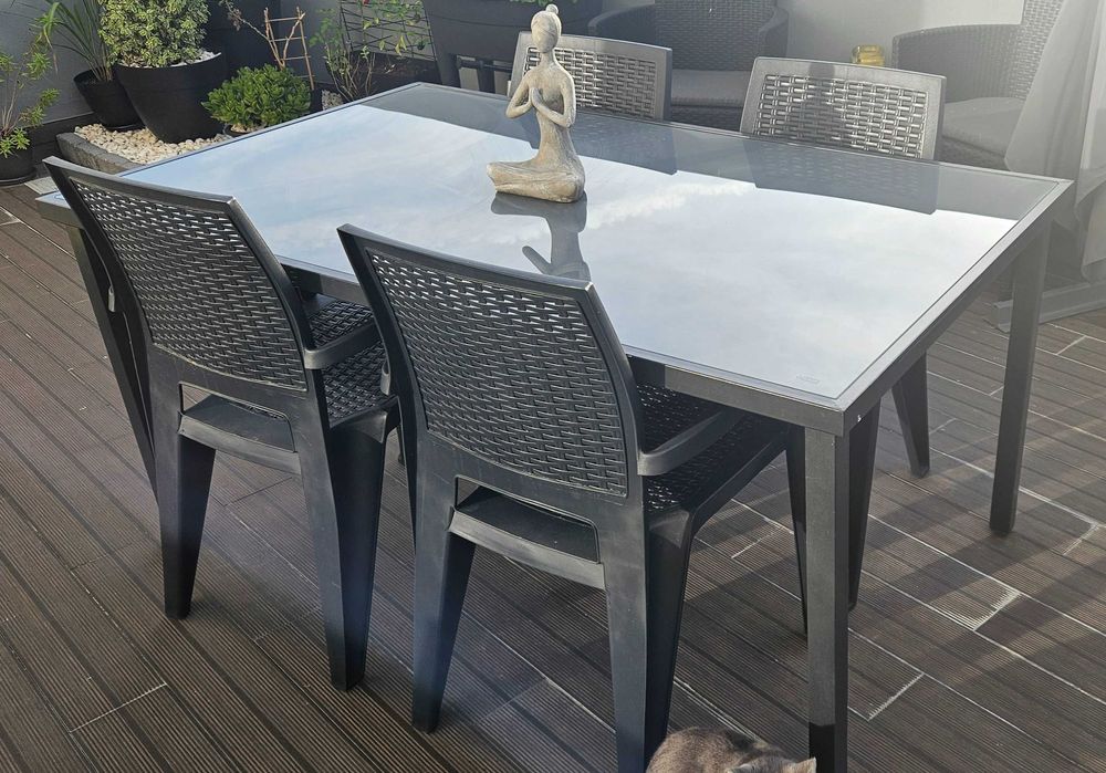 A mesa de jardim com 4 cadeiras