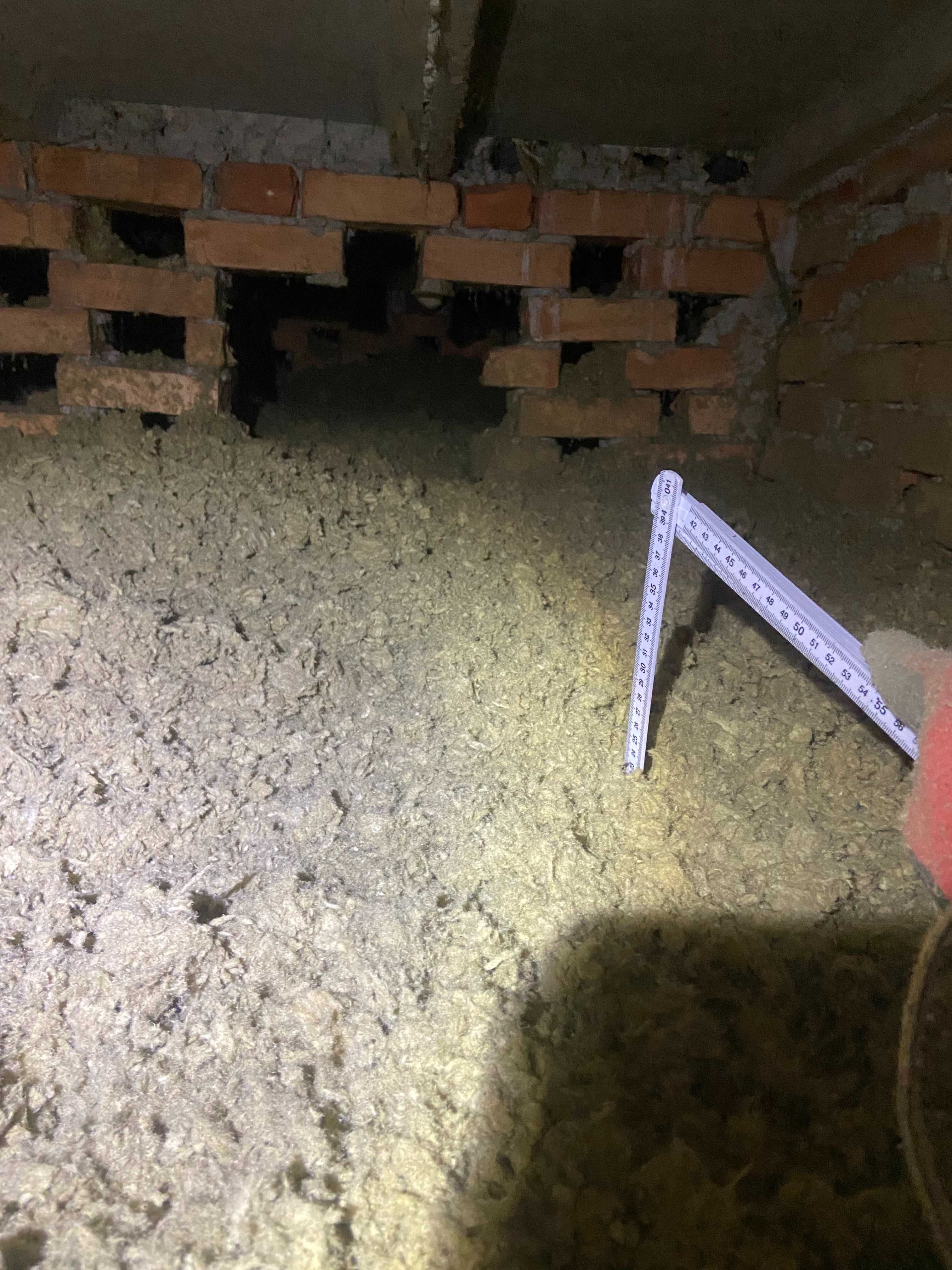 Wdmuchiwanie wełna celuloza styropian izolacja ocieplanie strop piana