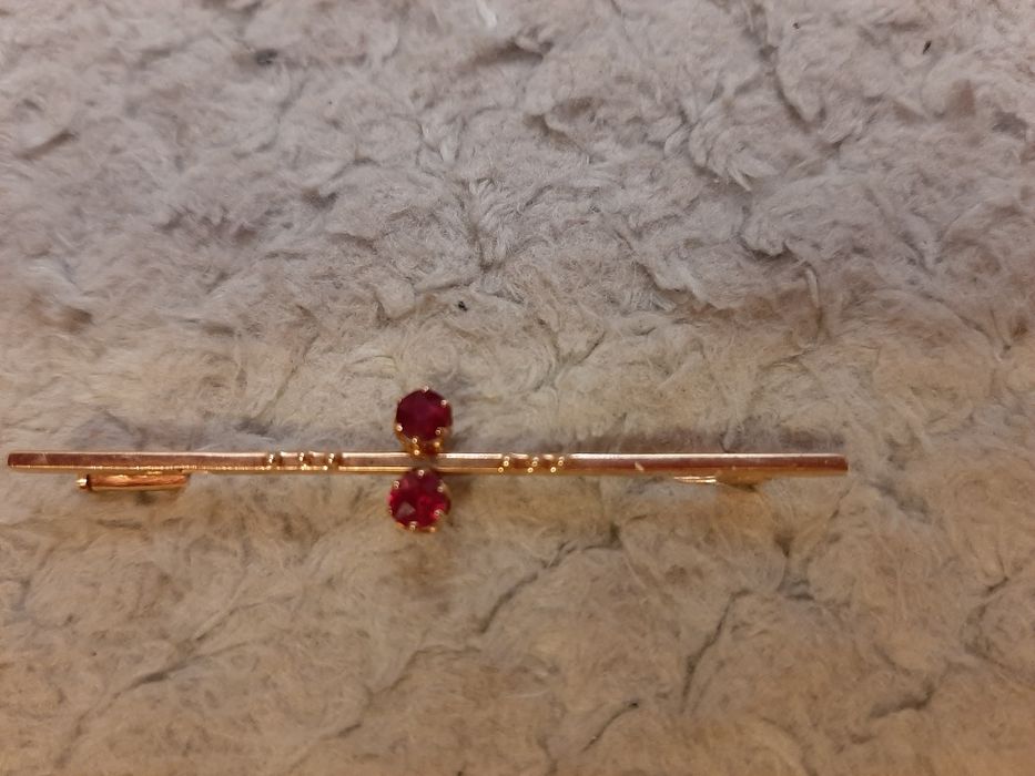 Złota broszka z rubinami