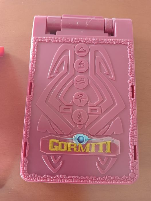 Conjunto de cartas colecionáveis da série Gormiti.

- Cartas com ilust