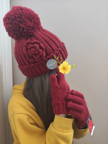 Червона шапка для дівчинки з бомбоном