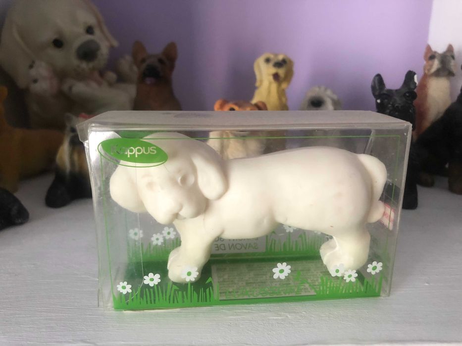 Cães de cerâmica e oferta de mealheiro e sabonete