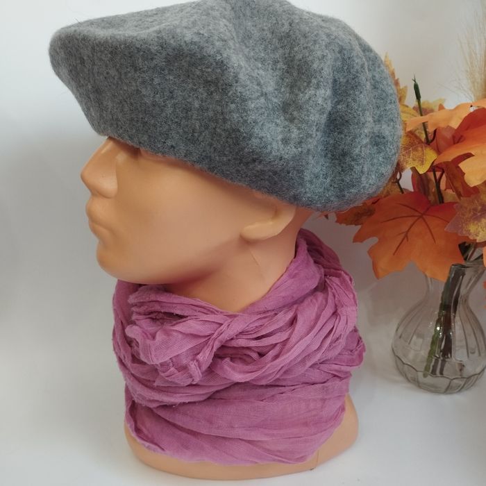 Klasyczny i elegancki beret damski – 100% wełna, nowy z metką!

Sprzed