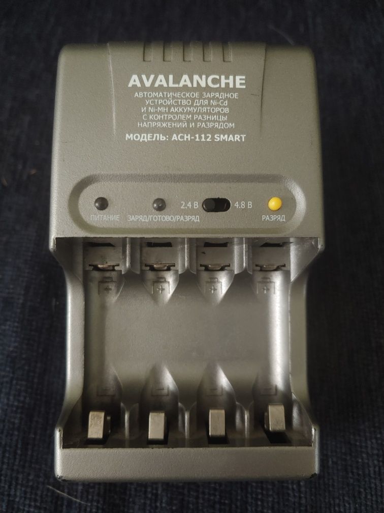 Зарядний пристрій пальчикових і мініпальчикових акумуляторів(AA , AAA)