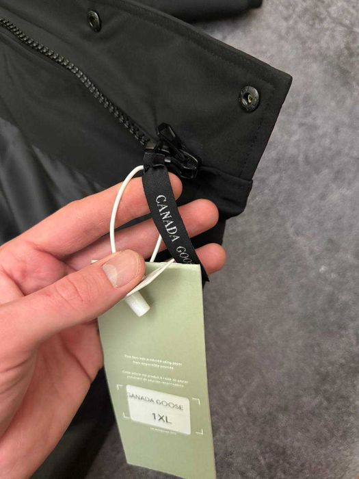 Canada Goose Puffer Jacket Black Logo