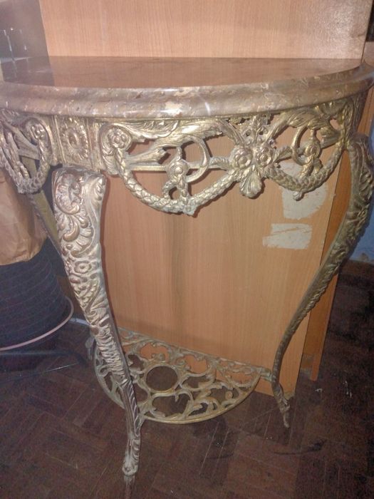 Mesa em bronze com detalhes.