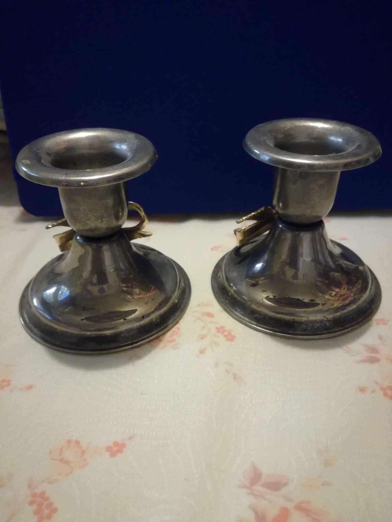 2 castiçais em casquinha com laço dourado
