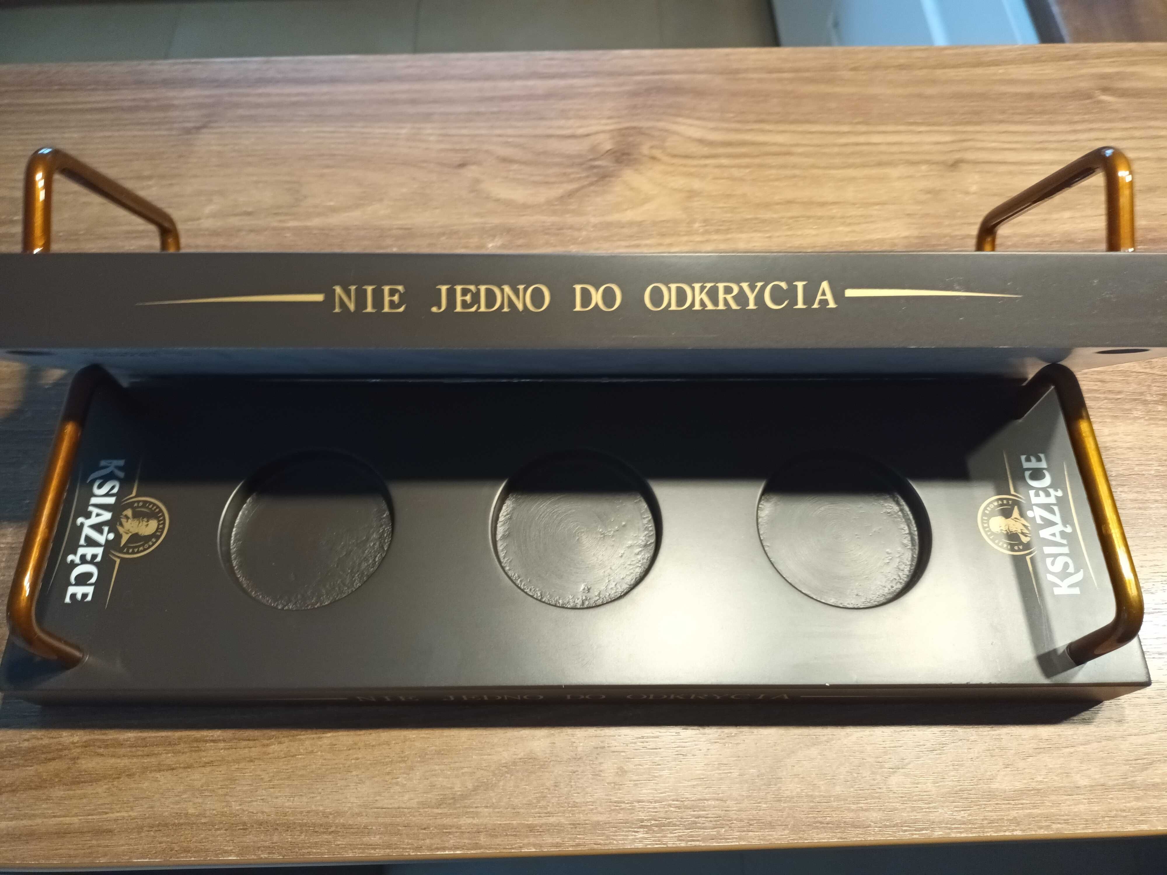 Deska degustacyjna ze szklankami