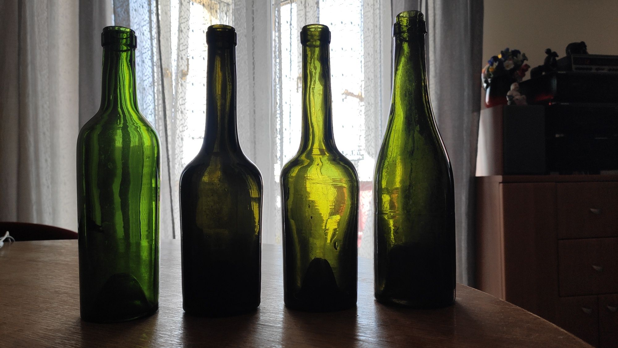 Cztery przedwojenne butelki