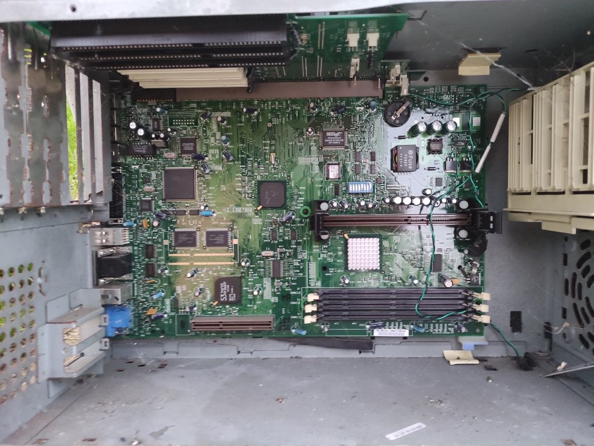 IBM Komputer zabytkowy Netfinity 3000 +oryginalna klawiatura