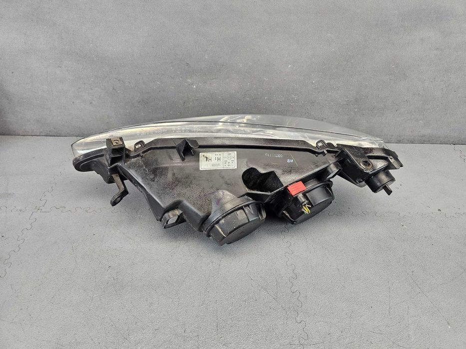 Peugeot 307  Lampa Przód Przednia Prawa Kompletna Europa Stan BDB