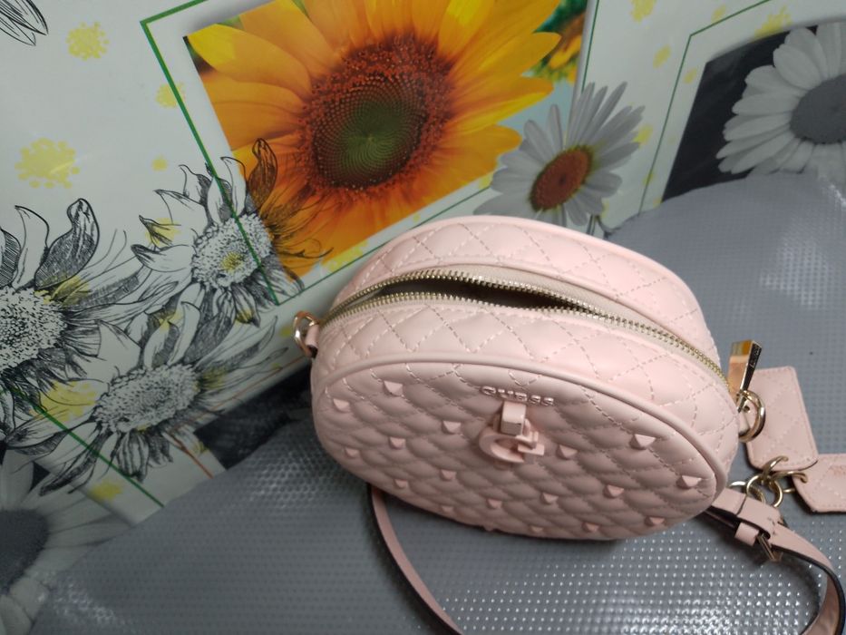 Piękna listonoszka Guess