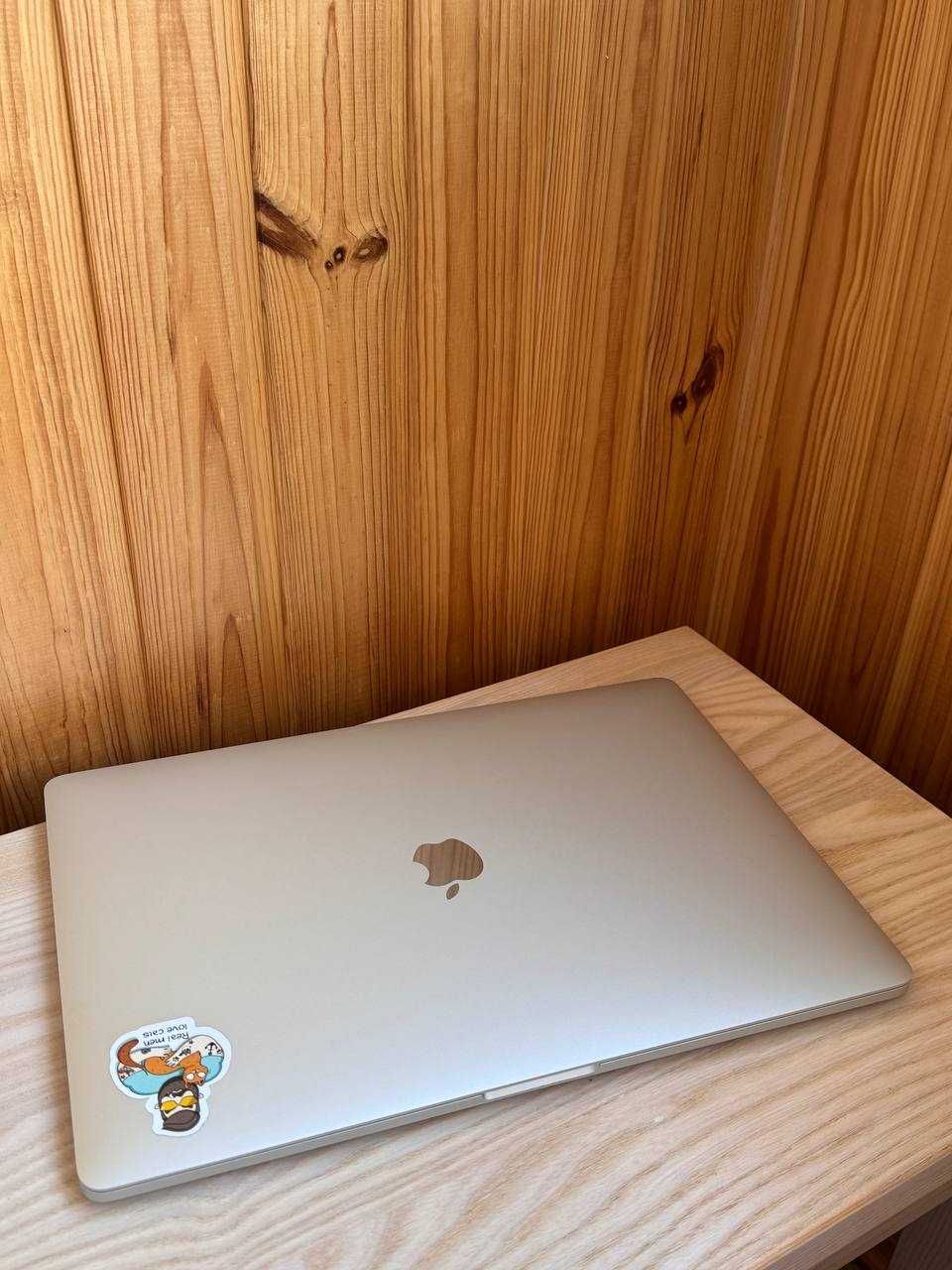 MacBook Pro 15-inch, 2017, A1707, 256SDD, 16GB Ram