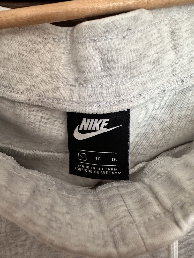 Męskie spodnie Nike Tech Fleece rozm. XL białe