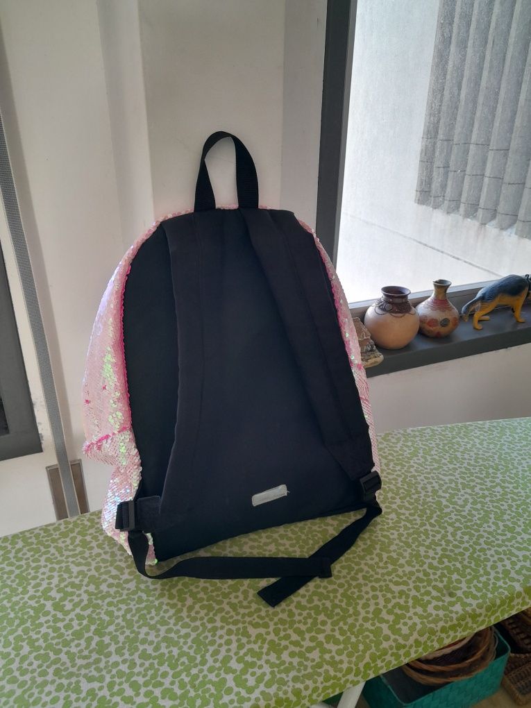 Vendo Mochila de Senhora muito bonita como nova