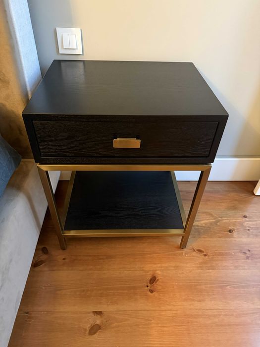 Duas mesas de cabeceira