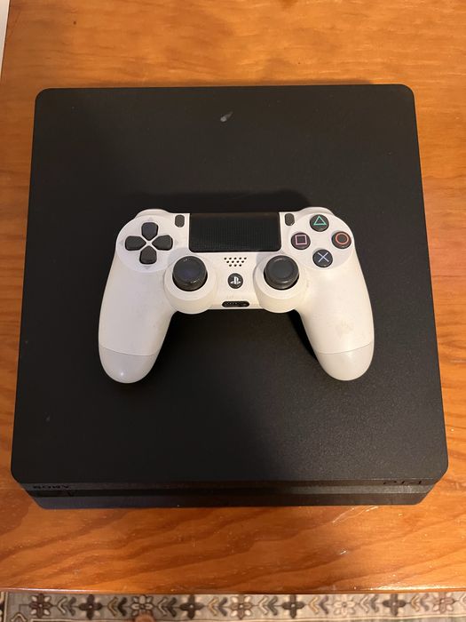 Ps4 1TB com 1 controle original e 2 jogos