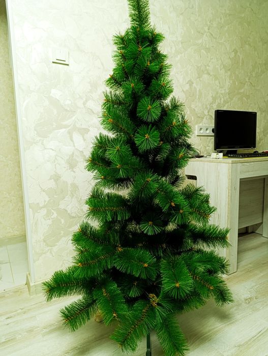 Продам искусственную сосну.