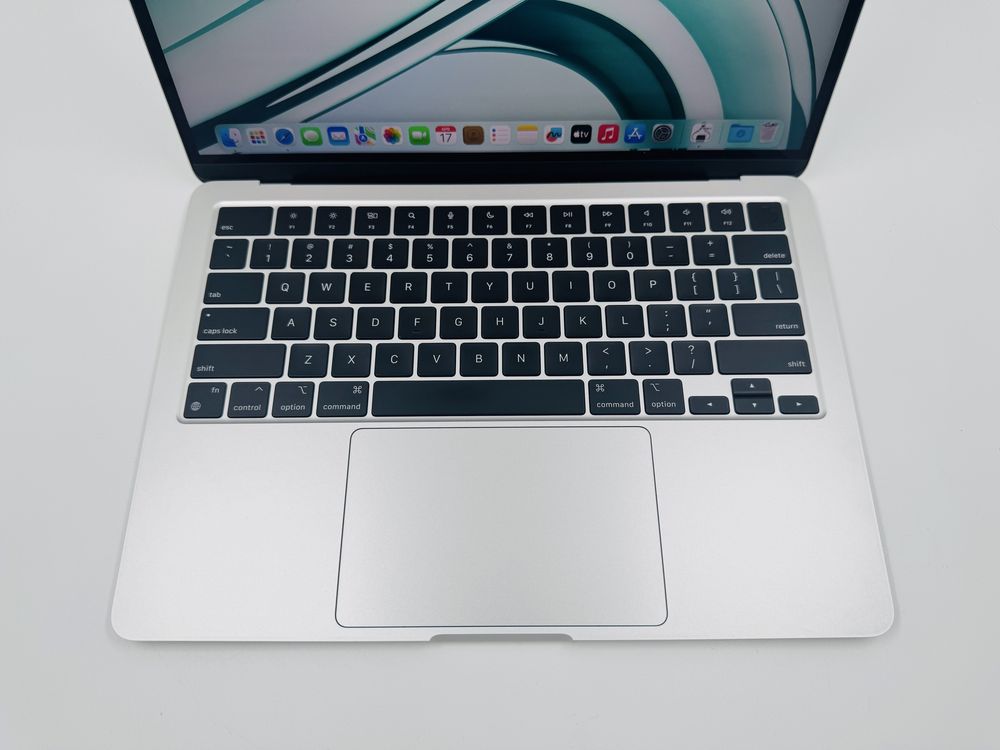 15 циклів Apple Macbook Air 13.6 2022 M2 16GB RAM 512GB SSD IL5704