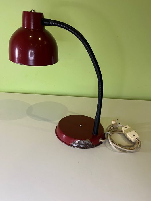 Czerwona lampka biurkowa vintage PRL