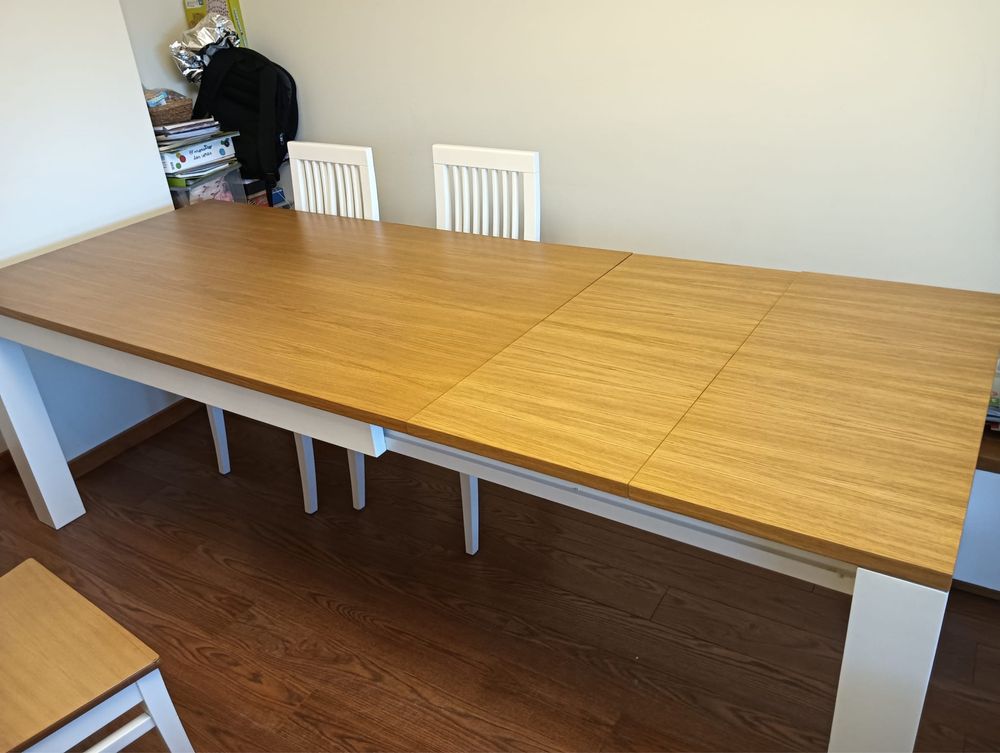 Mesa de Madeira Extensivel + 4 cadeiras (como Novas)
