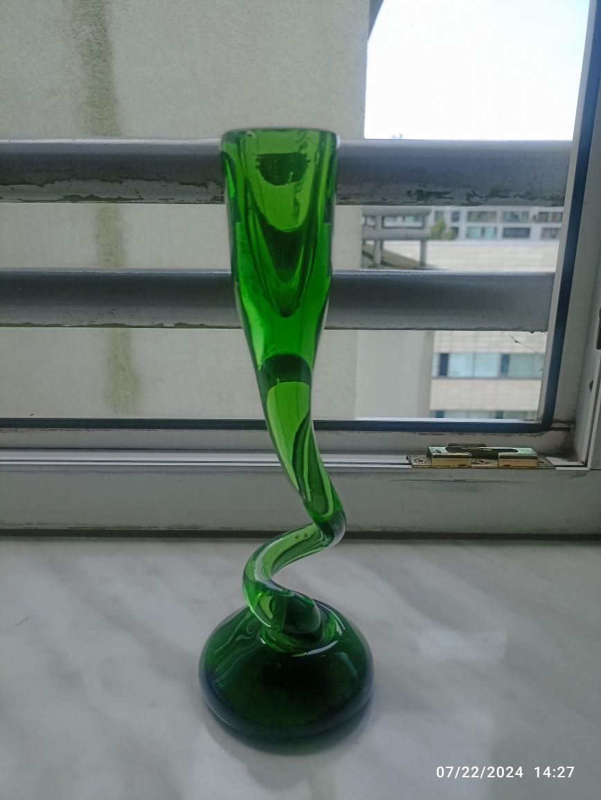 Zielony świecznik ozdobny z zakręconą nóżką. Vintage, retro, czar PRL