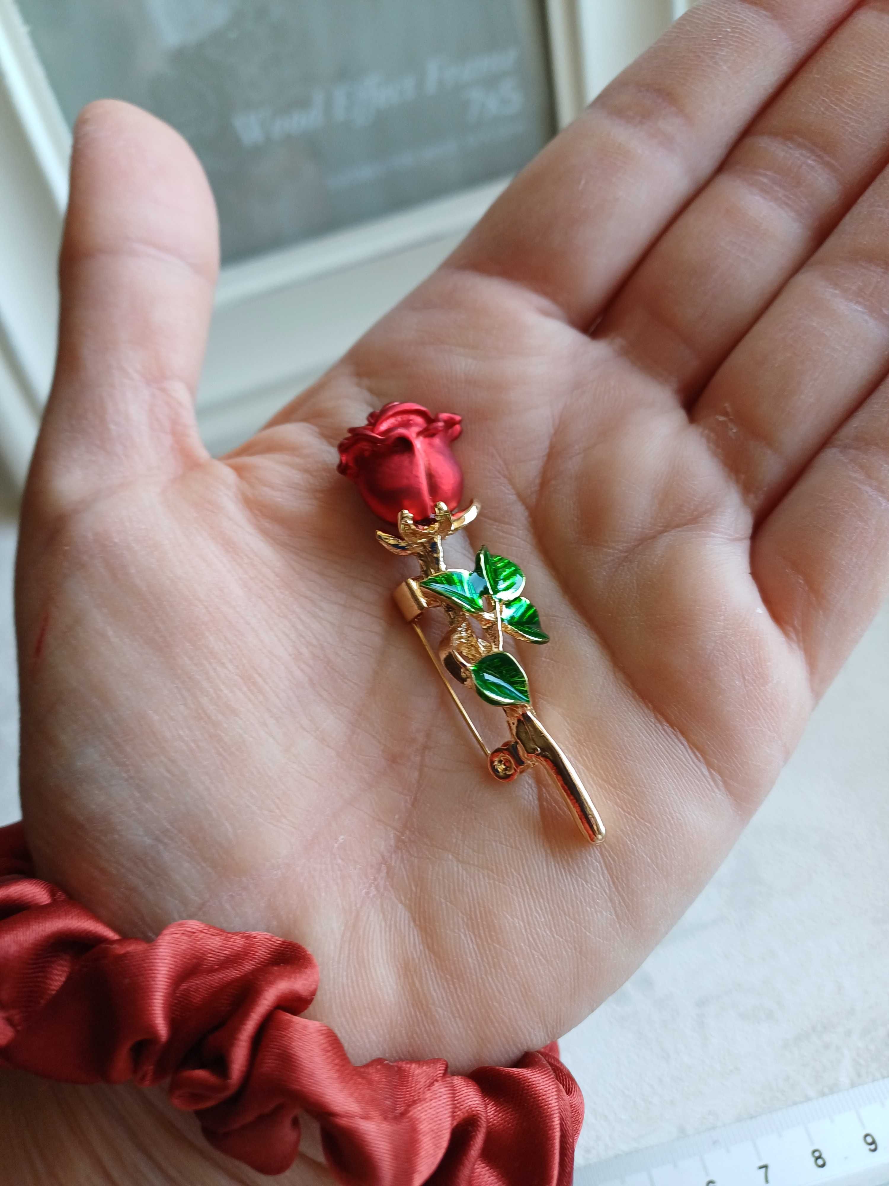 Broszka z czerwoną różą