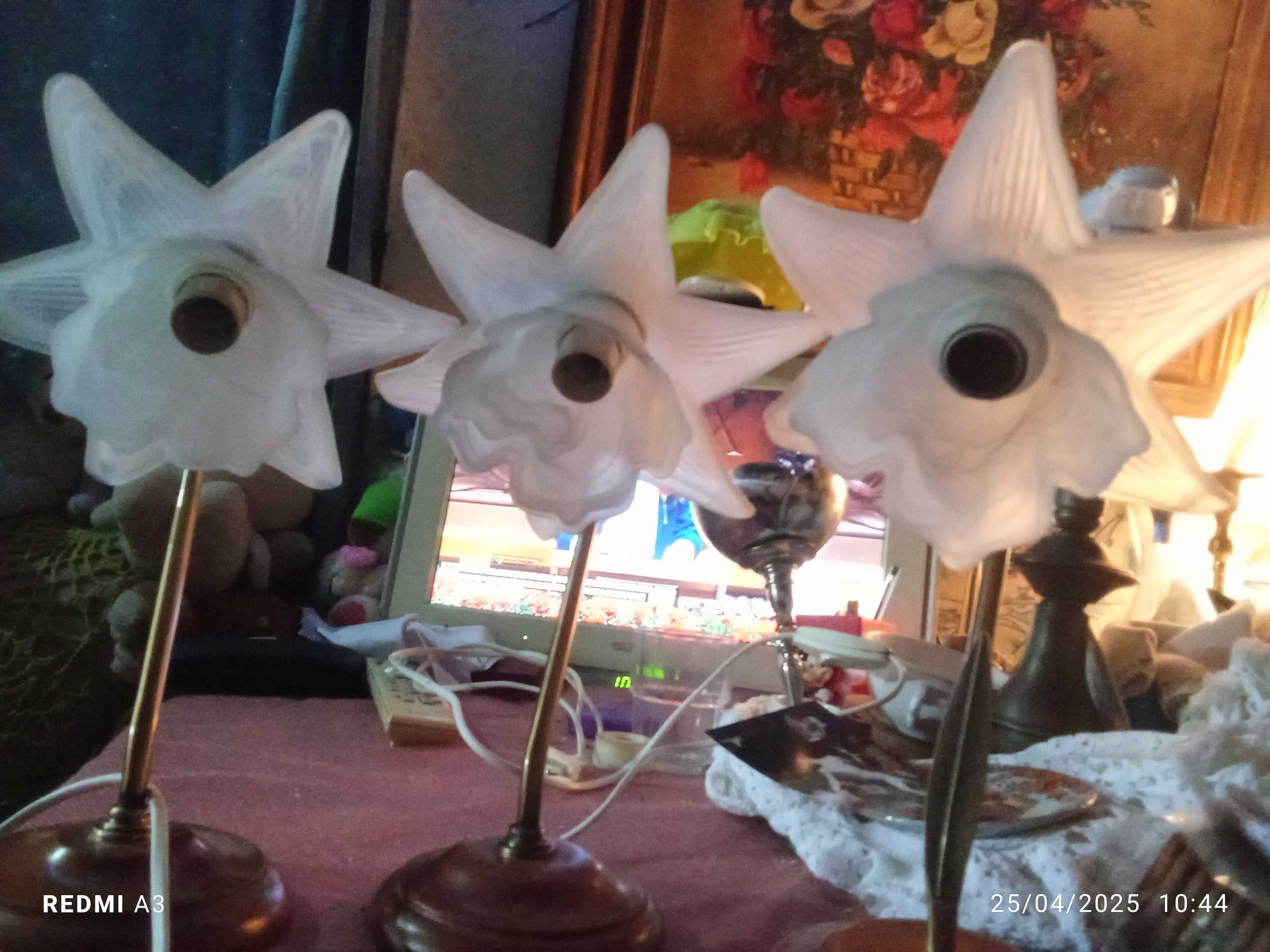 3 Candelabros Vintage com Abajur em Forma de Flor Estilizada
