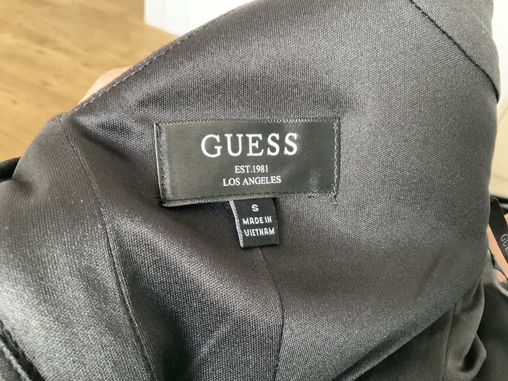 Unikatowa, oryginalna i elegancka sukienka marki Guess - jak nowa