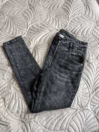Piękne dekatyzowane jeansy wysoki stan