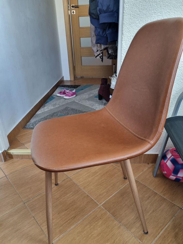 Krzesło brązowe tapicerowane ekoskora