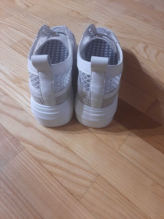 Кросівки жіночі білі шкіра літні з паєтками