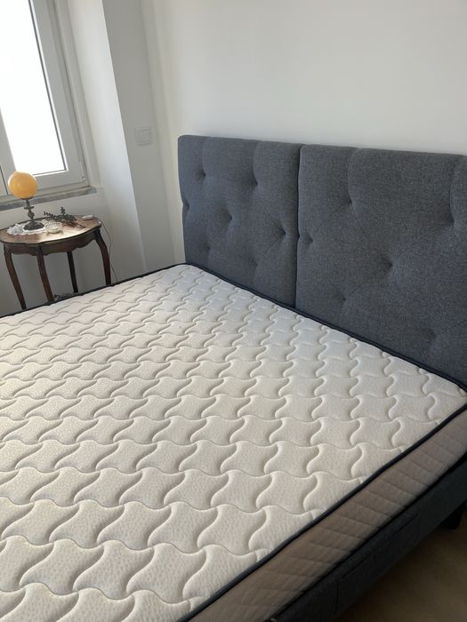 Estrutura de cama e colchão para casal.