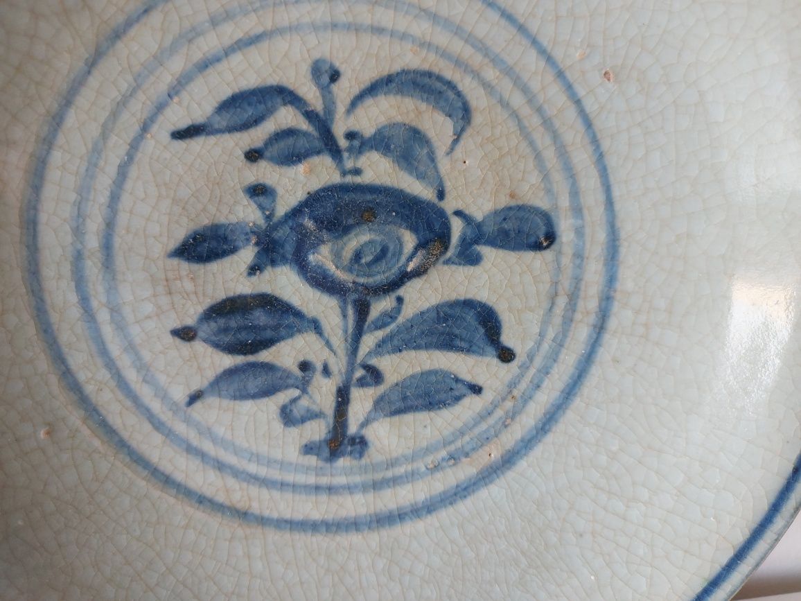 Prato em porcelana chinesa, do séc. XVI, reinado Wanli, dinastia Ming.