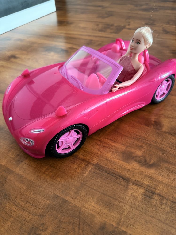 Różowe auto z lalką Barbie