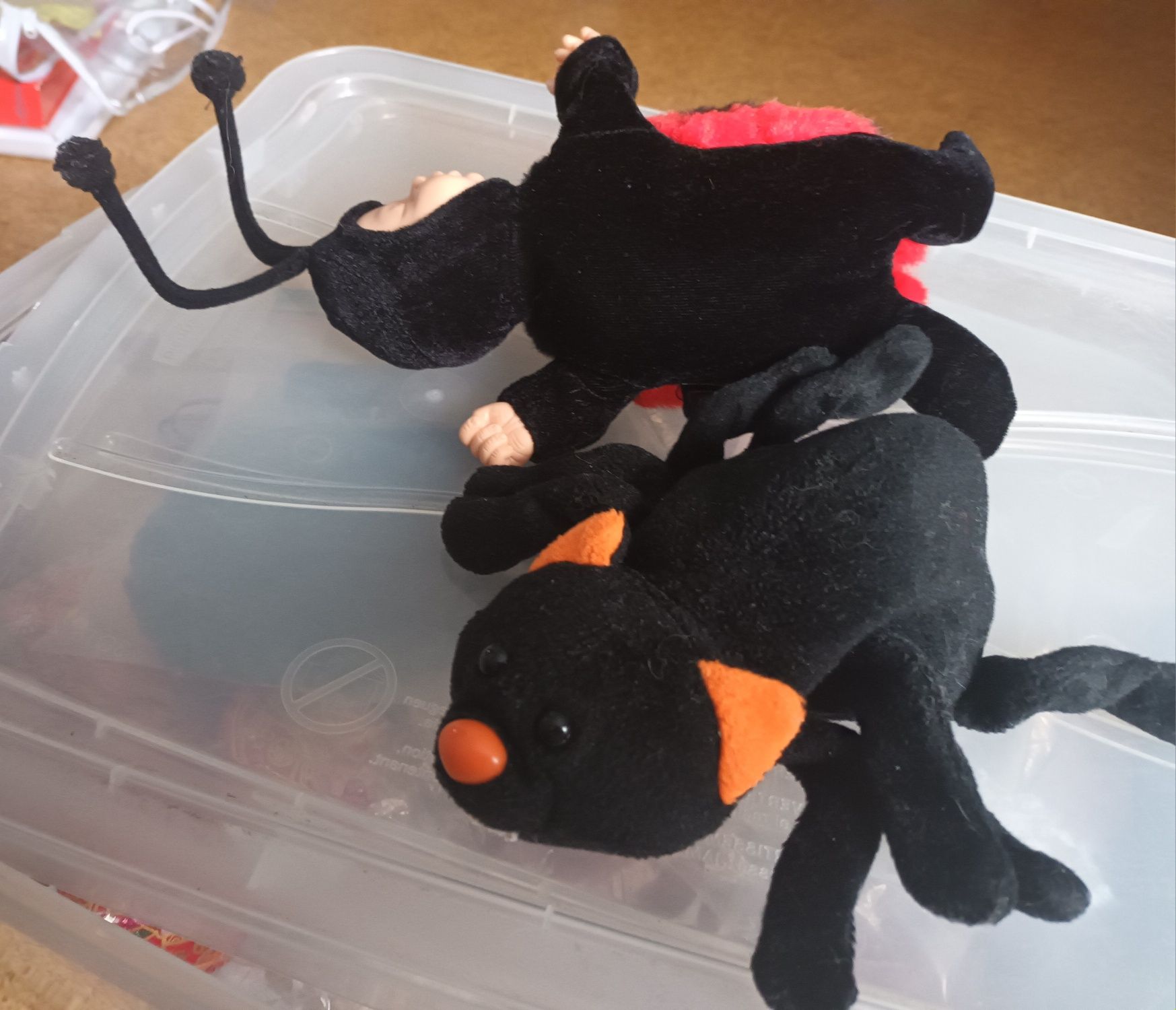 Dois pequenos peluches