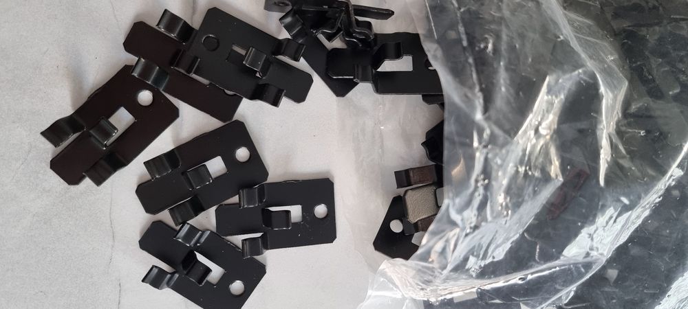 Klipsy montażowe metalowe deska kompozytowa montaż ukryty 70szt.