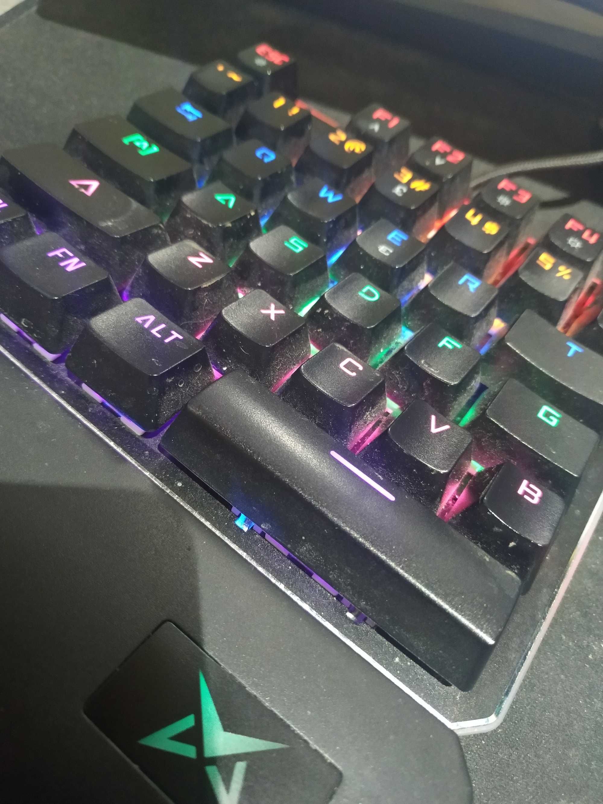 Teclado matrix gaming RGB de uma mão