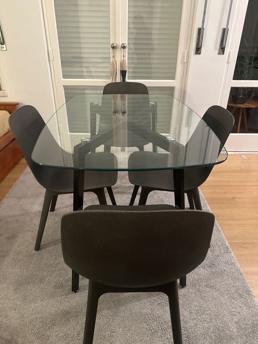 Mesa de vidro com 4 cadeiras